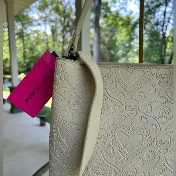 NWT- BETSY JOHNSON Chic Embossed Crossbody Bag in Cream Hearts/skulls❤️ - Picture 7 of 9